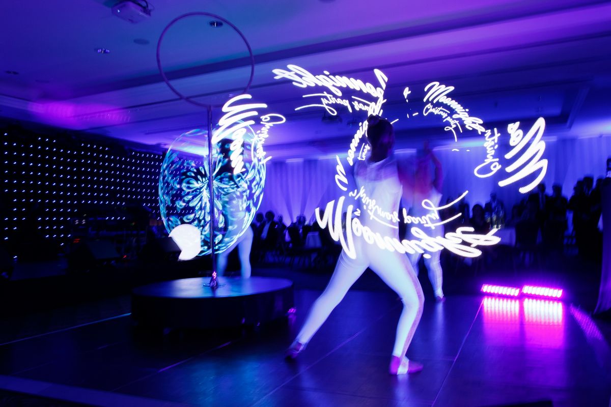 Svetelná show s LED efektmi a tanečníkmi